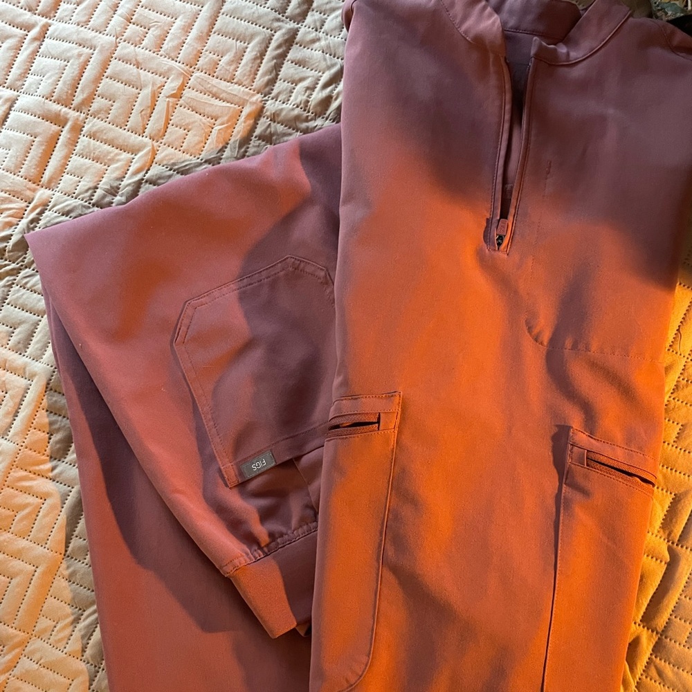 Mauve small scrub top and small Livingston scrub pants